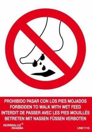 Prohibido pasar con los pies mojados