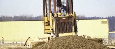 Vuelca un camión grúa en Melicena en las obras de un edificio en construcción