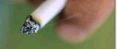 Los niños que viven con padres fumadores sufren el mismo daño que si fumaran 80 cigarrillos al año, según expertos