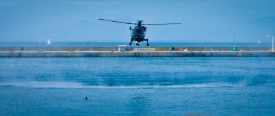 Un helicóptero rescata al percebeiro herido en una zona de difícil acceso en Ribeira