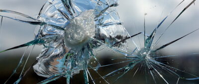 Un herido en Lleida tras caerle planchas de cristal desde una grúa