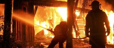 Impresionante rescate a un obrero en un edificio en llamas