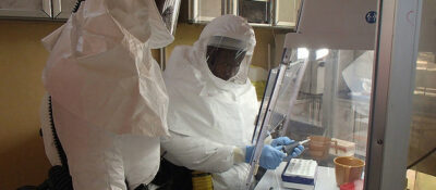 La OMS actualiza la guía sobre el equipo de protección personal para el ébola