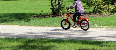 La importancia de poner el casco a nuestros hijos al montar en vehículos con ruedas