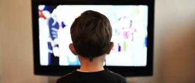 Ver la tele más de dos horas diarias aumenta un 30% el riesgo de hipertensión en niños
