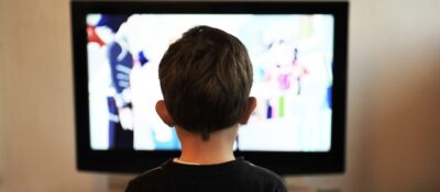 Ver la tele más de dos horas diarias aumenta un 30% el riesgo de hipertensión en niños