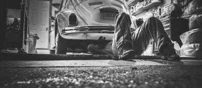 Fallece un trabajador al caerle encima un coche que reparaba en su taller