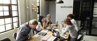 Los escritorios sin separar en las oficinas pueden ser más saludables para los trabajadores