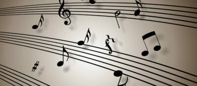 ¿Sabías que la disposición tradicional de una orquesta puede provocar lesiones auditivas a los músicos integrantes?